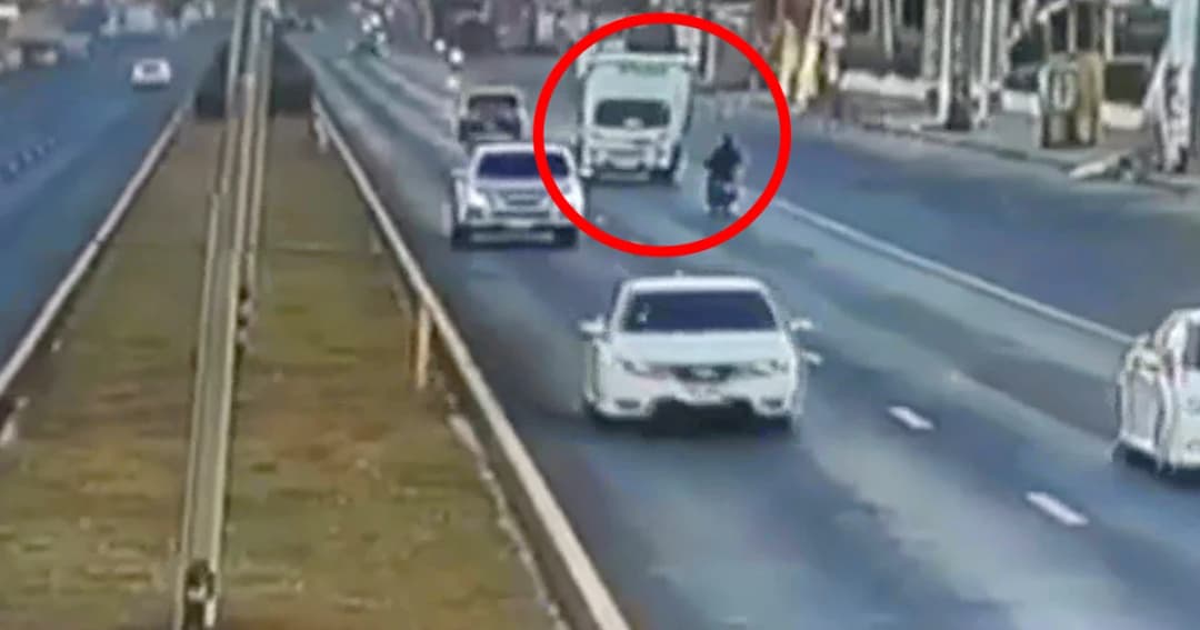 หนุ่มบุรีรัมย์ ขับจยย.ย้อนศรส่ายไปมา ก่อนพุ่งชนรถส่งน้ำแข็งดับคาที่