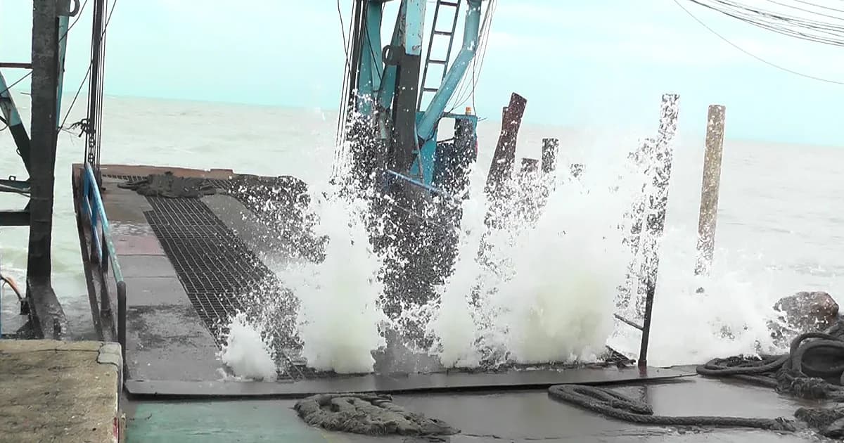 ปาบึกพ่นพิษ! ทะเลสุราษฎร์คลื่นลมแรง ผู้ว่าฯ สั่งระดมทุกฝ่ายรับมือ