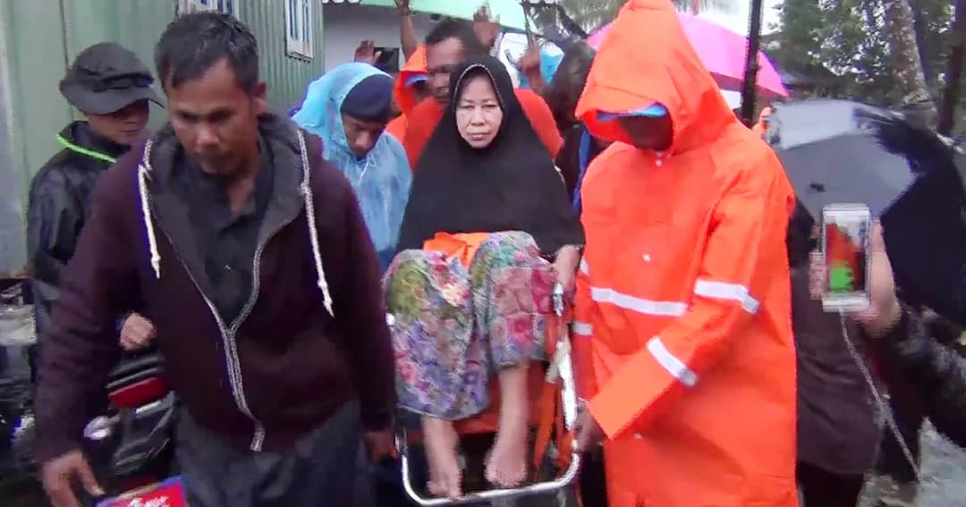 อพยพแล้ว! 500 ครัวเรือน แนวชายฝั่งปัตตานี หนีอิทธิพลพายุปาบึก