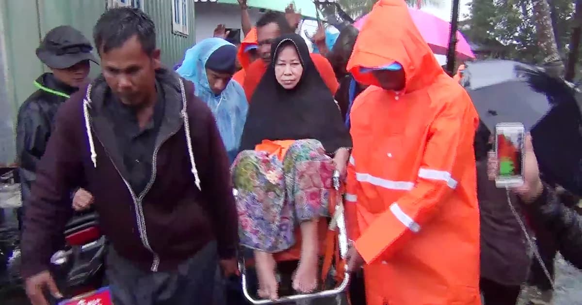 อพยพแล้ว! 500 ครัวเรือน แนวชายฝั่งปัตตานี หนีอิทธิพลพายุปาบึก