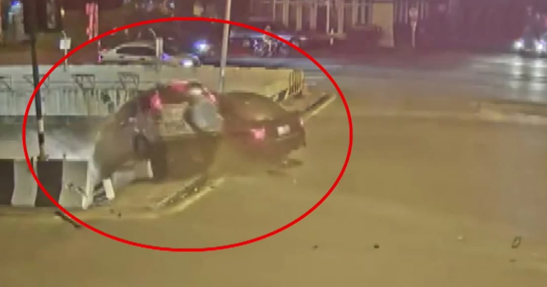 ตำรวจชี้ เก๋งดำผิดเต็มๆ ชนรถ “เซนติเมตร” ตกคลอง ! เตรียมแจ้งข้อหา