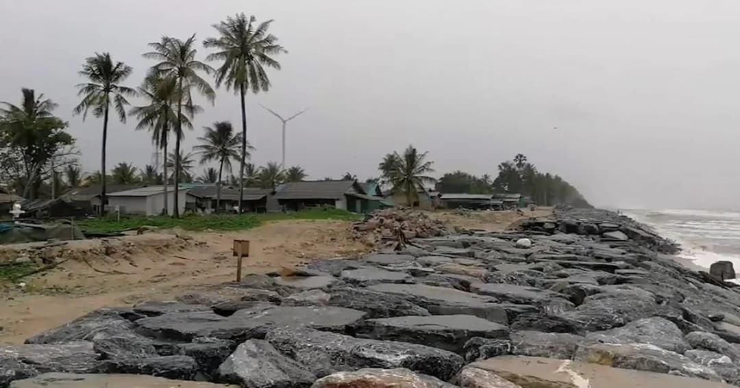 สงขลา อพยพชาวบ้านในพื้นเสี่ยงภัย อ.ระโนด หนีพายุปาบึกแล้ว