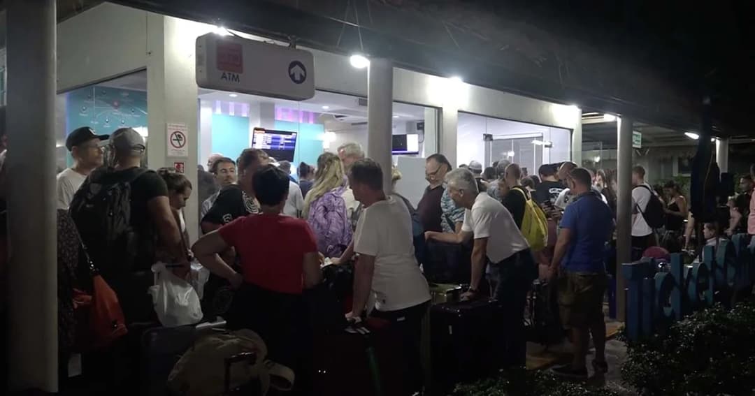 สนามบินสมุยวุ่น! นทท.แห่บินกลับกรุง ใน 5 เที่ยวบินพิเศษสุดท้าย หนีพายุ”ปาบึก”