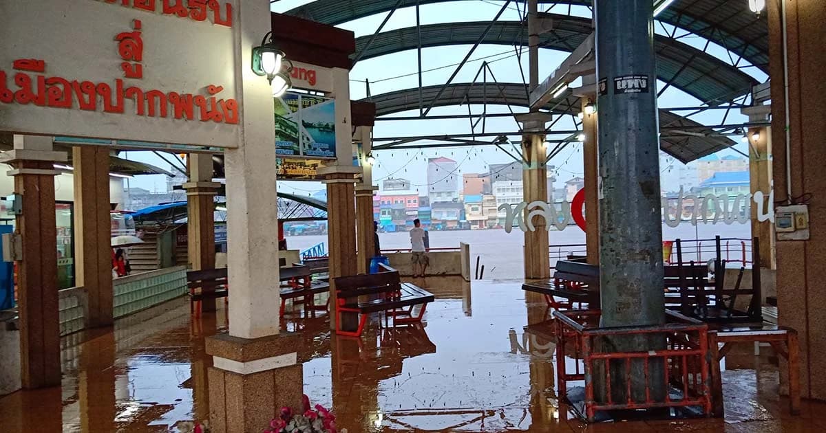 พิษพายุ “ปาบึก” น้ำท่วมตลาดปากพนัง สั่งเข้มห้ามเดินเรือ หวั่นเป็นอันตราย