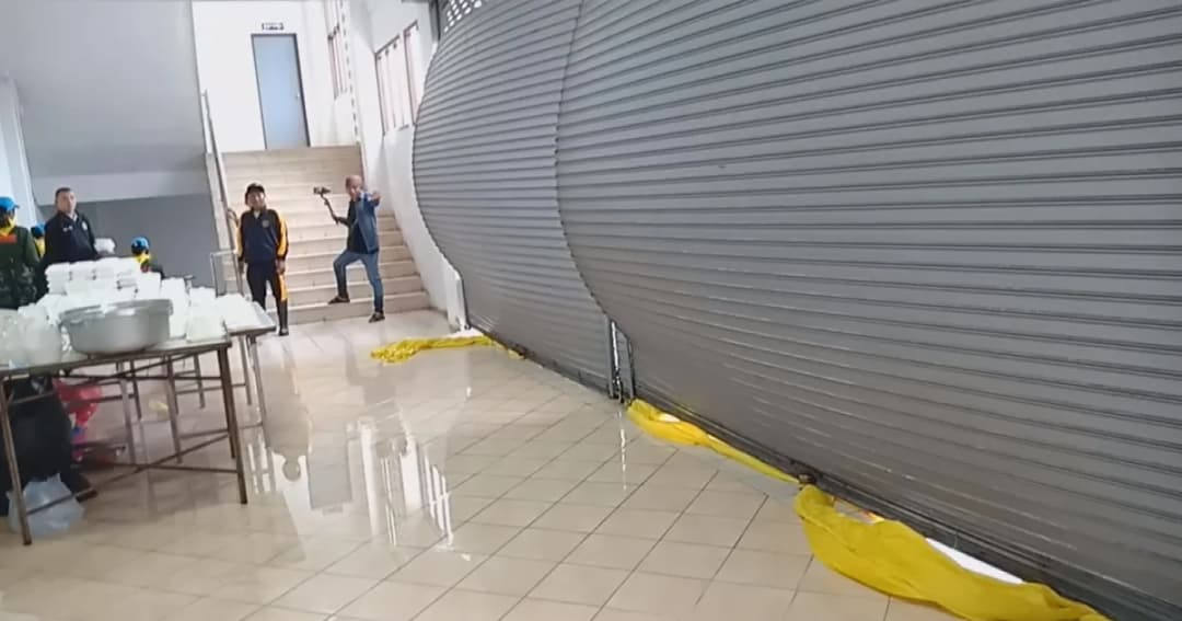 ปาบึกจ่อถล่ม! ศูนย์อพยพปากพนัง พัดประตูม้วนเหล็กพัง ผู้ประสบภัยนับพันผวา