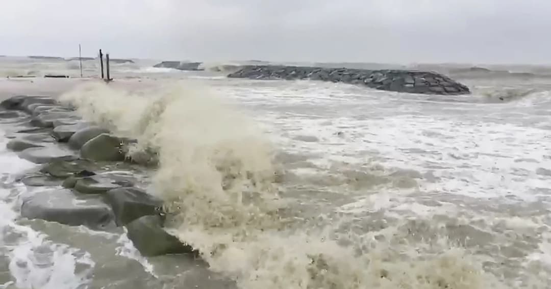 เมืองคอนอ่วม! ‘ปาบึก’ ทำทะเลคลั่ง จนท.เร่งอพยพชาวบ้านพื้นที่เสี่ยงทั้งหมด