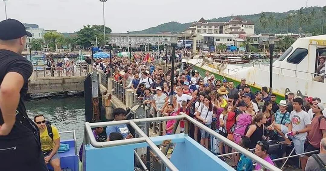 ‘เกาะพีพี’ โกลาหล! นทท.กว่า 1,500 คน ผวาพายุปาบึก แห่ขึ้นเรือกลับฝั่ง