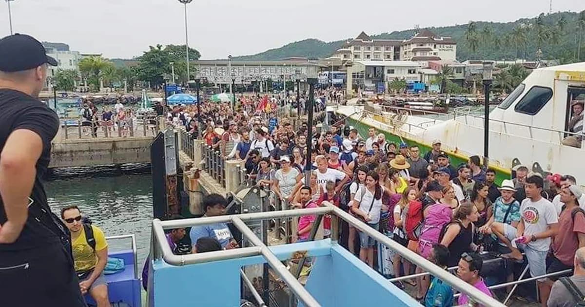 ‘เกาะพีพี’ โกลาหล! นทท.กว่า 1,500 คน ผวาพายุปาบึก แห่ขึ้นเรือกลับฝั่ง