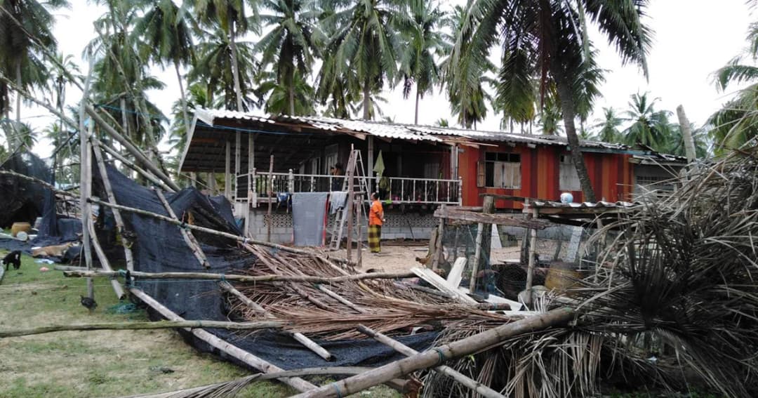 หมู่บ้านชายทะเลนราธิวาส ถูก “พายุปาบึก” ถล่มบ้านพังกว่า 30 หลัง