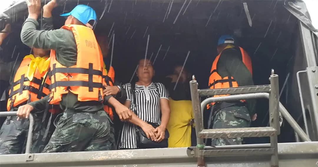 สงขลาพื้นที่เสี่ยง ! ชาวบ้านร่ำไห้ ต้องอพยพหนีปาบึก ทั้งที่ศพญาติยังตั้งอยู่ที่วัด