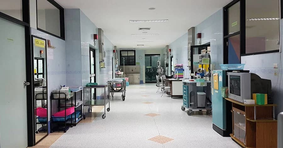 หมอที่นครศรีฯ ต้องผ่าตัดผู้ป่วยหลายราย ! ปาบึกเข้า ไฟดับ ต้องใช้ไฟสำรอง