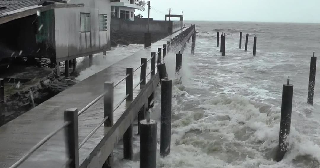 พิษปาบึก ! คลื่นสูงถล่มเกาะแรต สะพานรอบเกาะบางจุด ขาดแล้ว !