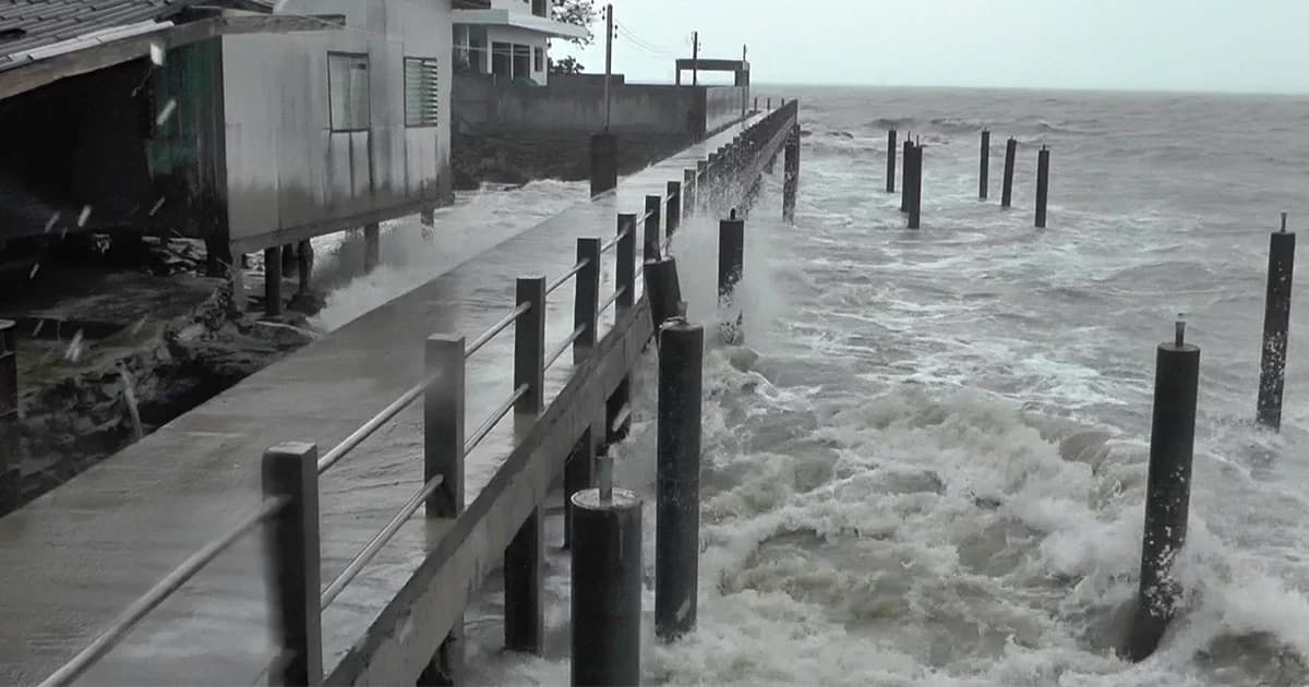 พิษปาบึก ! คลื่นสูงถล่มเกาะแรต สะพานรอบเกาะบางจุด ขาดแล้ว !