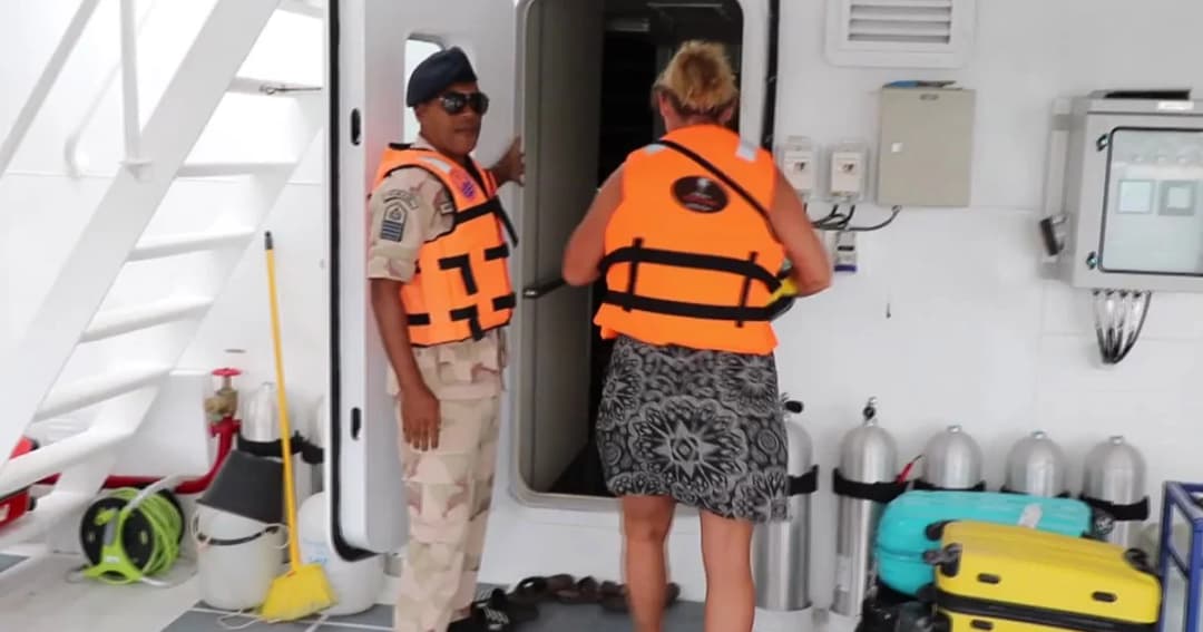 ภูเก็ตเร่งอพยพนักท่องเที่ยวจากเกาะต่างๆ