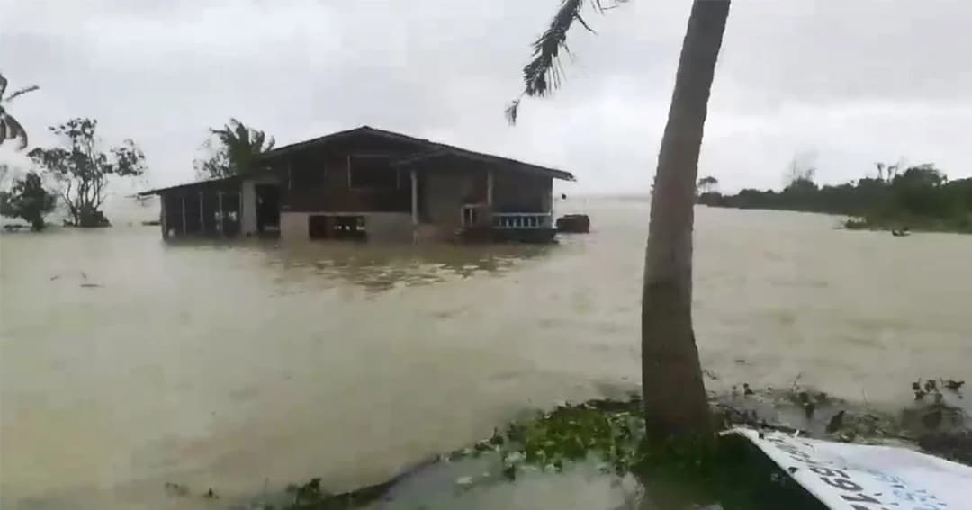 นครศรีธรรมราช : ปาบึก ส่งผลกระทบวงกว้าง เสาไฟฟ้าล้ม ไฟดับ น้ำท่วมสูง