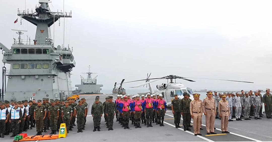 เรือหลวงจักรีนฤเบศร พลิกโฉมเป็นโรงพยาบาลลอยน้ำ ล่องฝ่ามรสุม ช่วยผู้ประสบภัยปาบึก