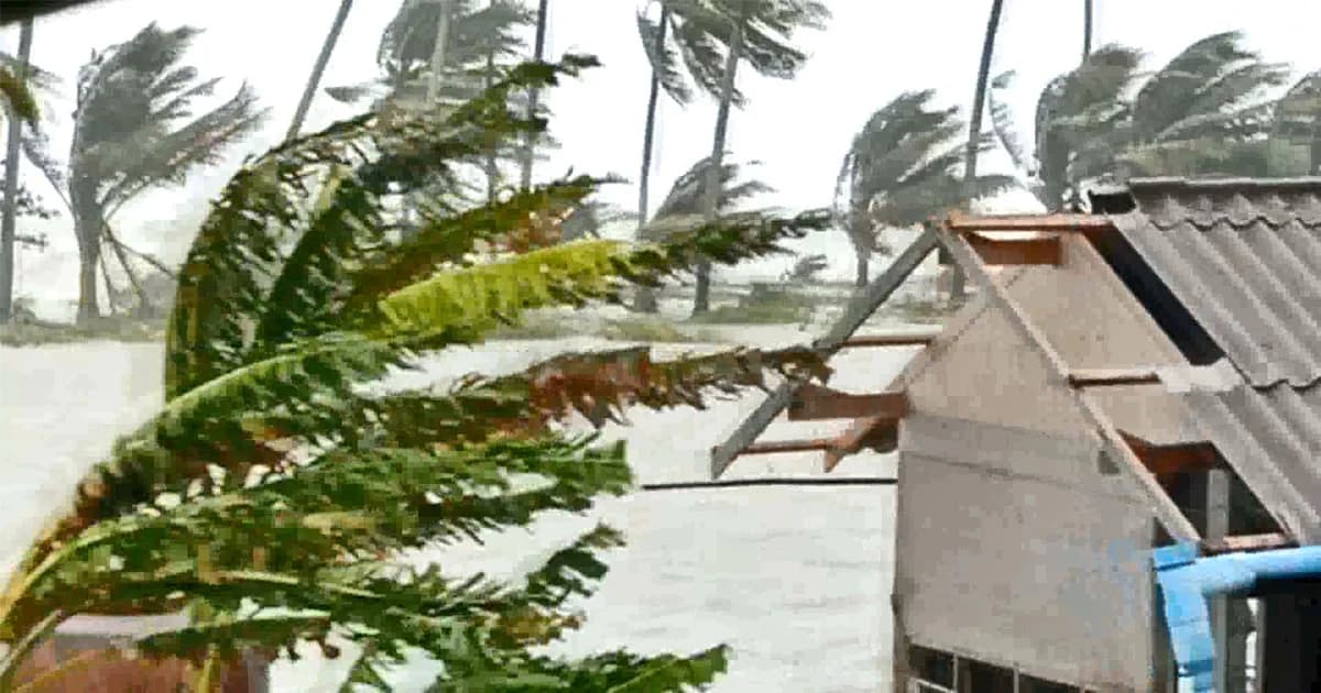 นครศรีธรรมราช : ปาบึก ซัดบ้าน ปชช. ริมถนนปากพนัง-แหลมตะลุมพุก พังยับ