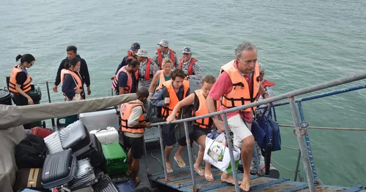 ทัพเรือภาค 3 ส่งเรือรบเข้าอพยพนักท่องเที่ยวตามเกาะต่างๆ ในภูเก็ต