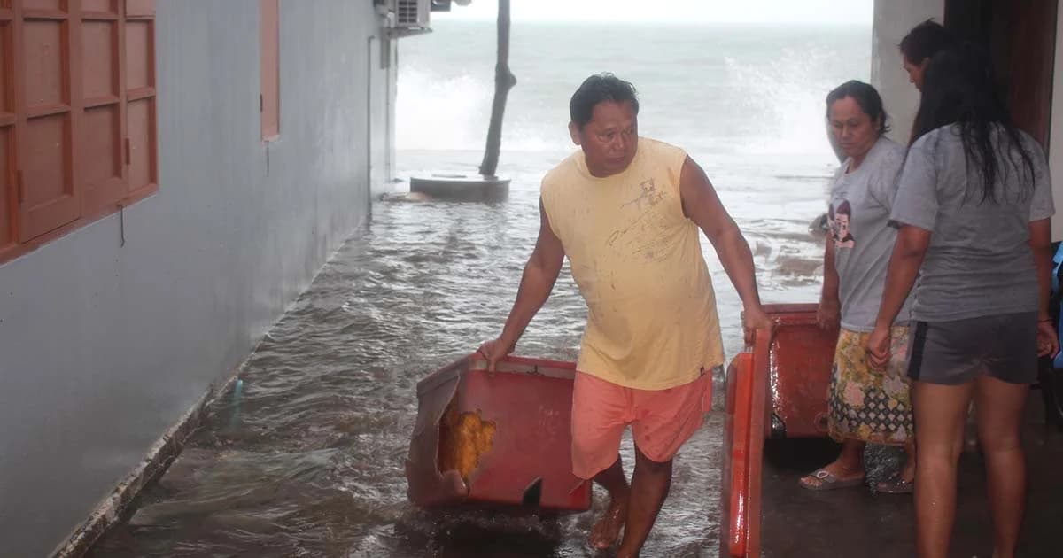 อิทธิพล “ปาบึก” คลื่นสูงกว่า 6 ม.ในรอบ 40 ปี ซัดชายฝั่งทับสะแกบ้านพังหลายหลัง