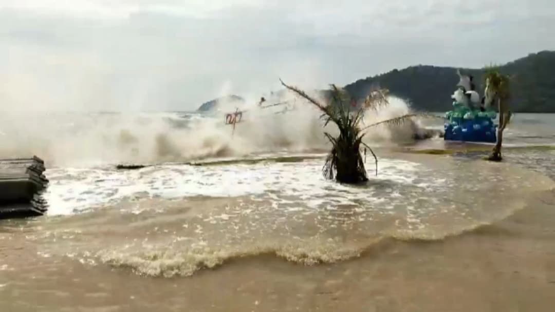 อิทธิพลของพายุปาบึก ทำจันทบุรีคลื่นสูงผิดปกติ พัดเข้าบ้านเรือนชาวบ้านเสียหาย