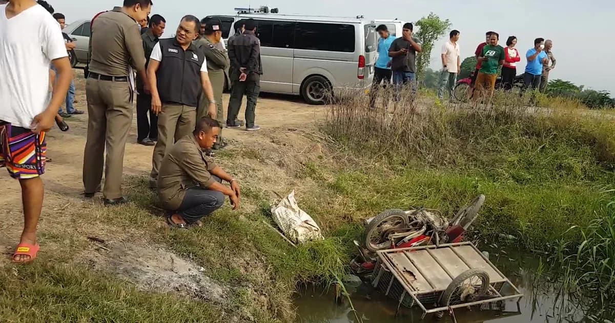 ตาวัย 75 ขี่มอไซค์พ่วงข้างไปหาปลา ตกคูน้ำโดนรถทับเสียชีวิต