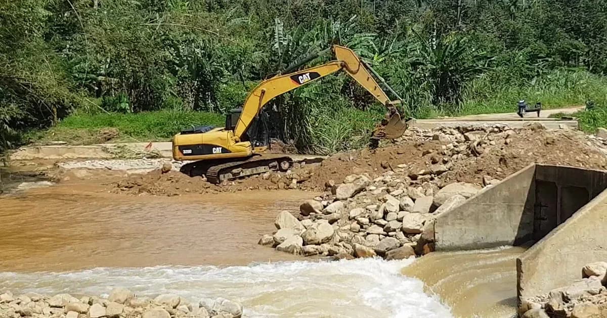 ชาวกรุงชิงลงขันซ่อมสะพานเข้าหมู่บ้านหลังพายุปาบึกถล่มพังเสียหาย