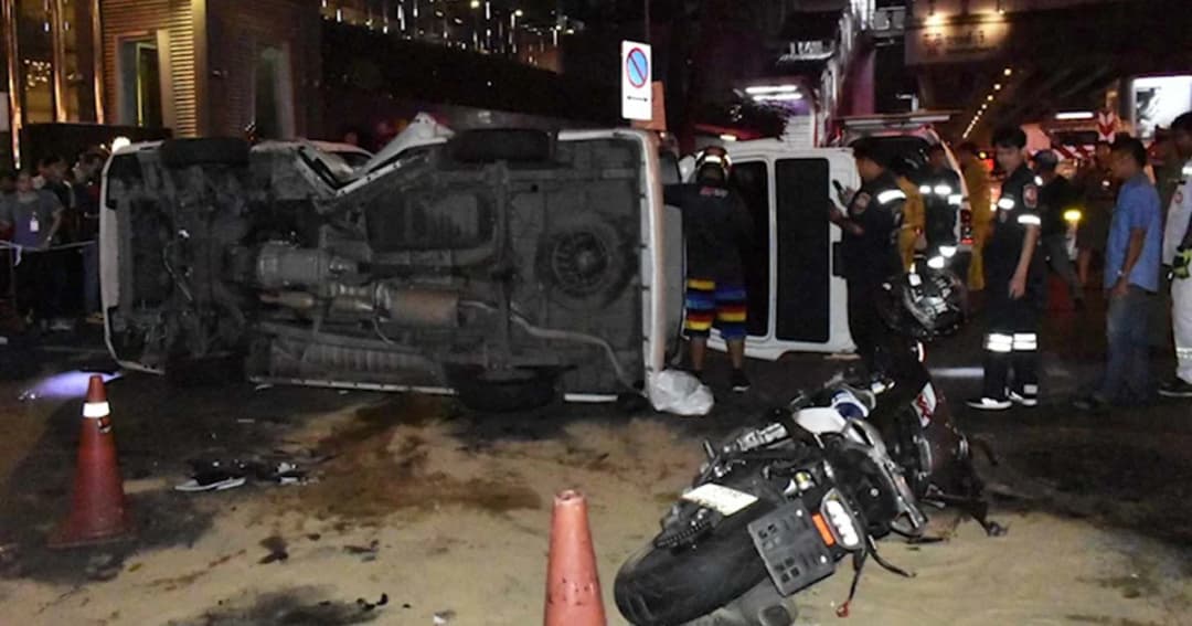 ฝรั่งควบบิ๊กไบค์พุ่งชนรถตู้คว่ำเสียชีวิต 2 ชาวญี่ปุ่นอาการสาหัส 1