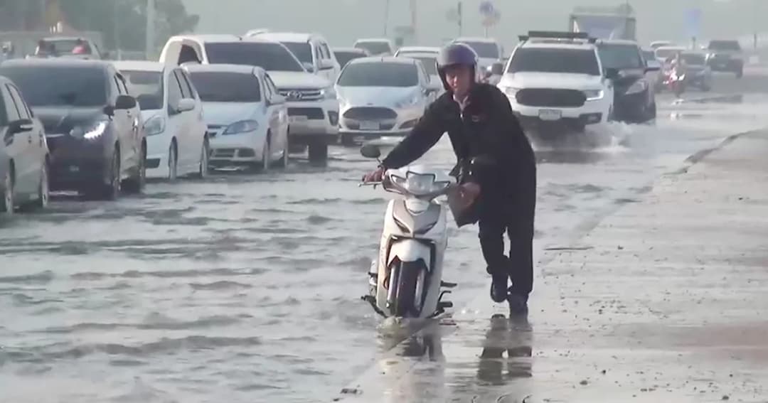 น้ำทะเลหนุนสูง ไหลท่วมถนนตัวเมืองชลบุรี การจราจรติดขัด