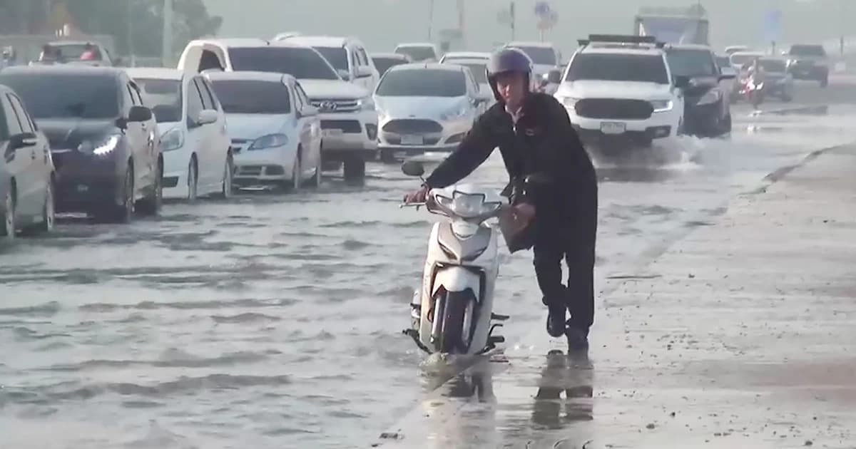 น้ำทะเลหนุนสูง ไหลท่วมถนนตัวเมืองชลบุรี การจราจรติดขัด