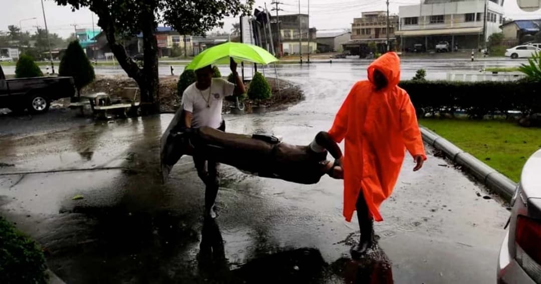 “จ่าเฉย” เมืองคอน ล้มทั้งยืนขณะปฏิบัติหน้าที่ หลังเจอฤทธิ์พายุ “ปาบึก”