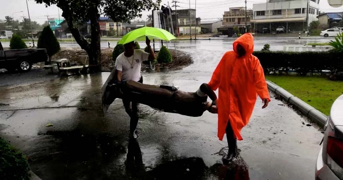 “จ่าเฉย” เมืองคอน ล้มทั้งยืนขณะปฏิบัติหน้าที่ หลังเจอฤทธิ์พายุ “ปาบึก”