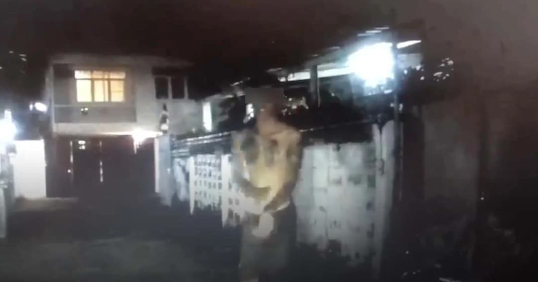 รวบหนุ่มต่างด้าวหลบหนีเข้าเมือง เปลือยกายหวังขืนใจสาวในรถ