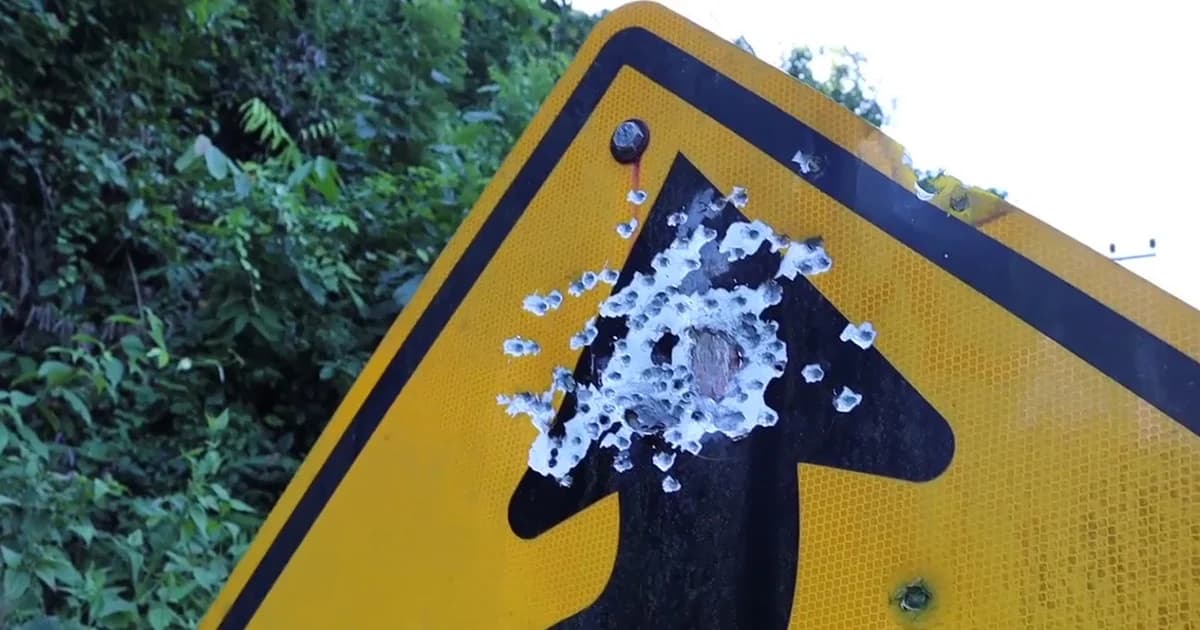 เร่งล่าตัว ! มือปืนยิงป้ายบอกทางขึ้น “แหลมพรหมเทพ”