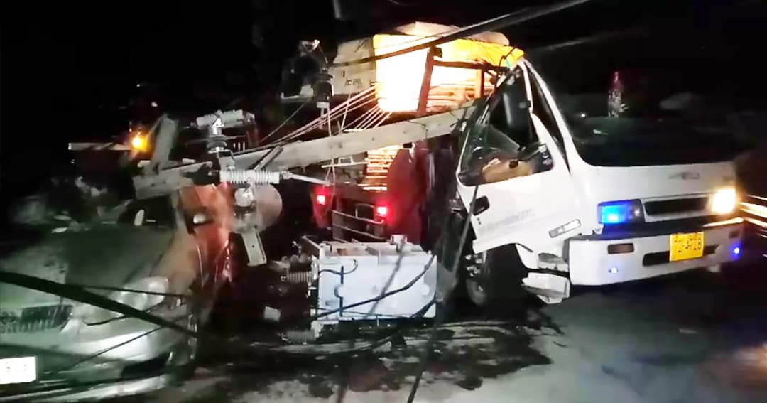 ระทึก! รถบรรทุกแบคโฮเกี่ยวเสาไฟฟ้า ย่านสาทร โค่นทับรถเสียหายหลายคัน