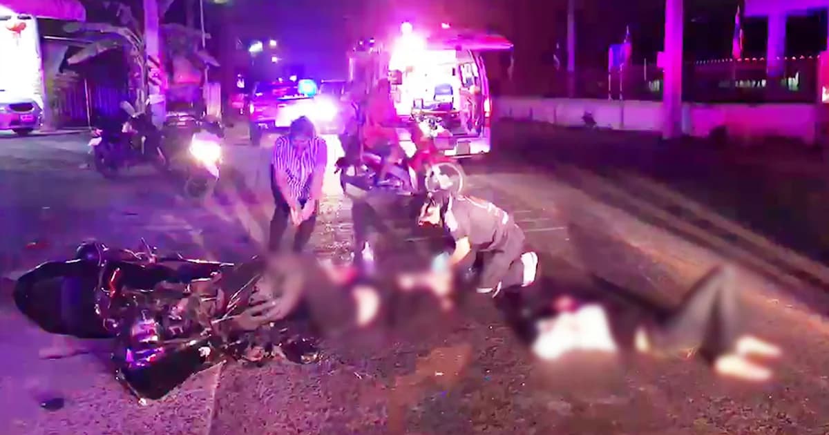 จยย. ซิ่งตัดหน้า จยย. ชนสาวท้อง 8 เดือน กระเด็นดับสลด 2 ศพ สาหัสอีก 2