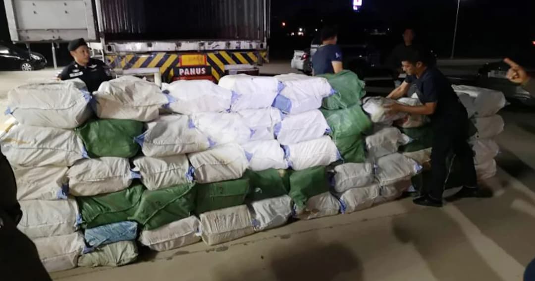 จับบิ๊กล็อต! ยาบ้า 10 ล้านเม็ด ซุกรถบรรทุกเทรลเลอร์ โดนรวบคาด่านลำปาง