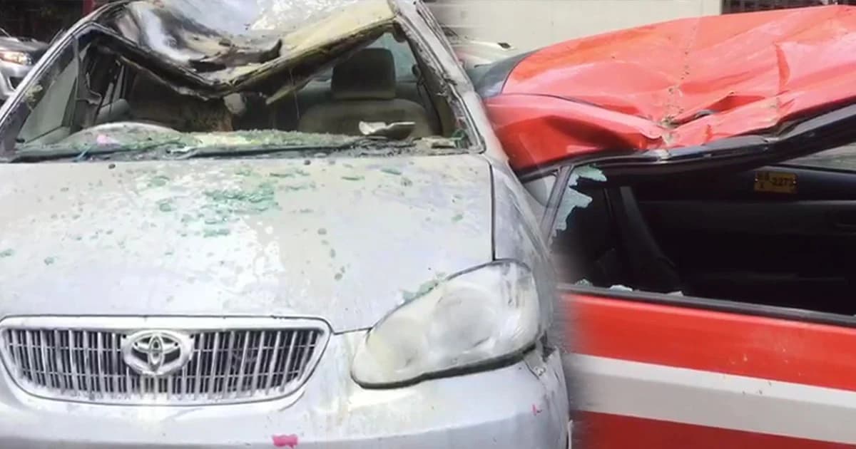 ซอยสวนพลู 8 เสียหายหนัก! ไฟดับ-การสื่อสารขัดข้อง หลังแบคโฮเกี่ยวสายไฟฟ้าทำเสาล้ม 2 ต้น