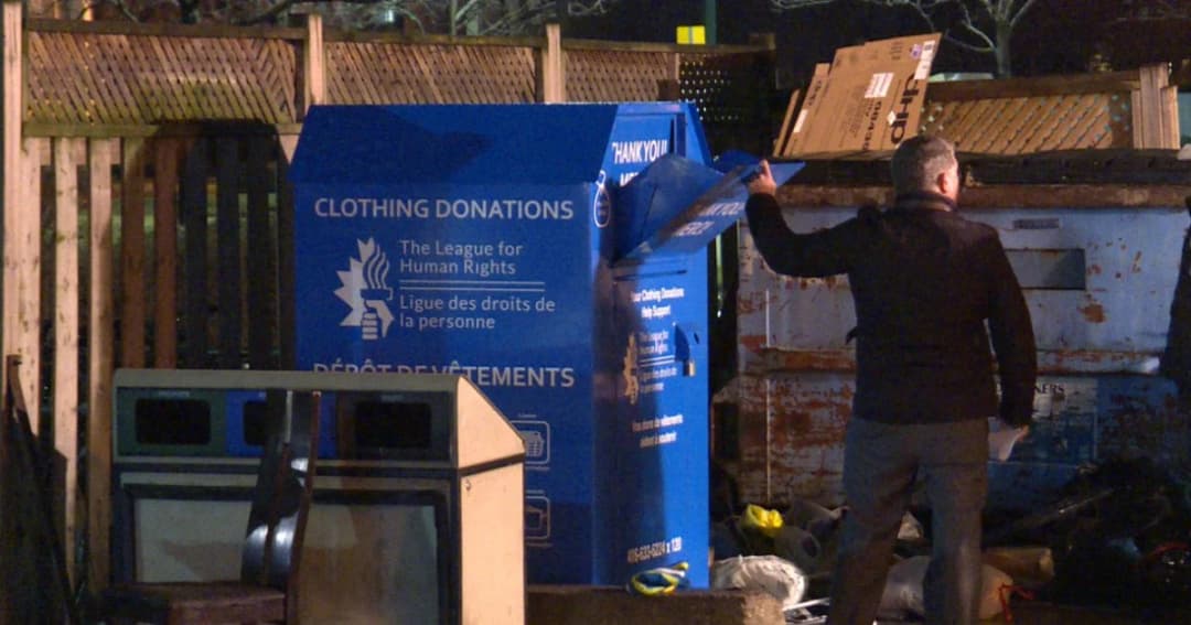หญิงแคนาดาตัวติดตู้บริจาคเสื้อผ้าดับคาที่