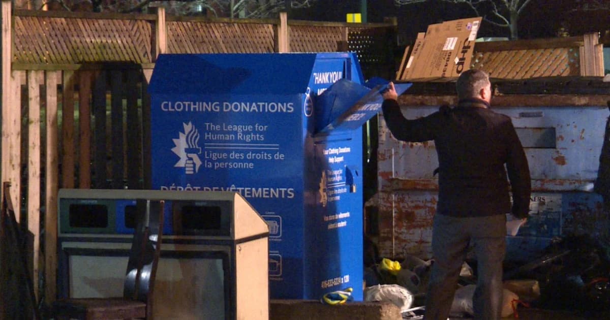 หญิงแคนาดาตัวติดตู้บริจาคเสื้อผ้าดับคาที่