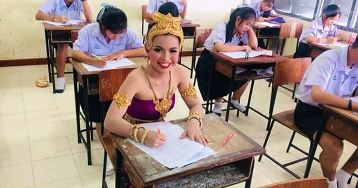 แห่แชร์นักเรียนหญิง รร.ประโคนชัยฯ แต่งชุดไทยจัดเต็มไปสอบ