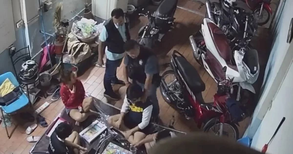 สุดฮา! ตำรวจเขินหนักมาก ย่องรวบนักพนันนึกว่าวงไพ่ สุดท้ายแค่เล่นเกมเศรษฐี