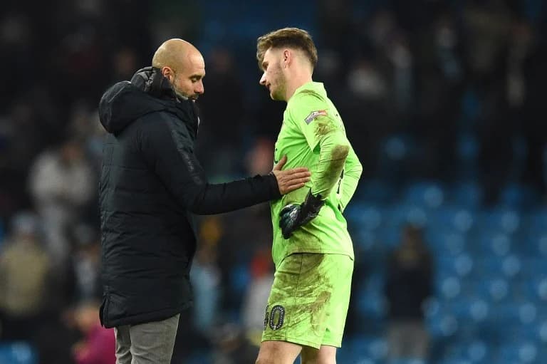 Respect! “กวาร์ดิโอล่า” จับมือนักเตะเบอร์ตันทุกคน คุยกับโกล์นานสุด หลังถลุง 9-0 (มีคลิปไฮไลท์)