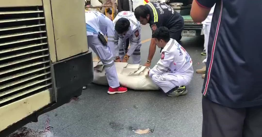 หนุ่มต่างชาติพุ่งหลาว นอนกลางถนนให้รถเมล์ทับดับ