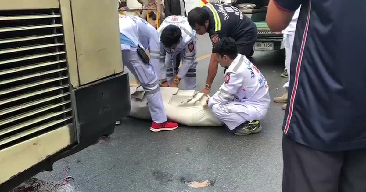 หนุ่มต่างชาติพุ่งหลาว นอนกลางถนนให้รถเมล์ทับดับ