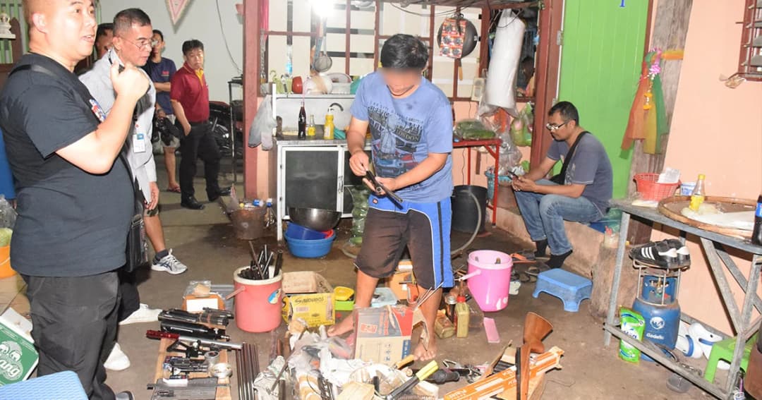 รวบพ่อค้าส้มตำ ผลิตปืนขายออนไลน์หารายได้เสริม ฝาก ปณ. เอกชน ส่งลูกค้าผ่านฉลุย
