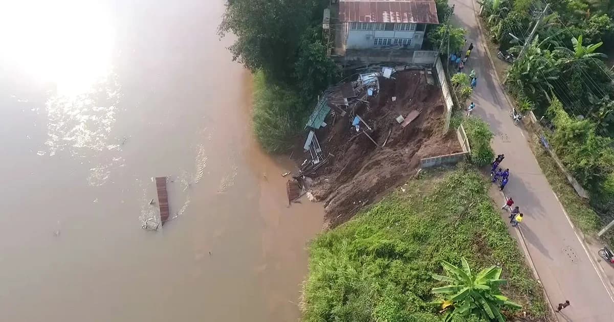 พิจิตร เร่งหาสาเหตุตลิ่งทรุด บ้านพังลงแม่น้ำน่านทั้งหลัง คาดเกิดจากน้ำประปารั่ว