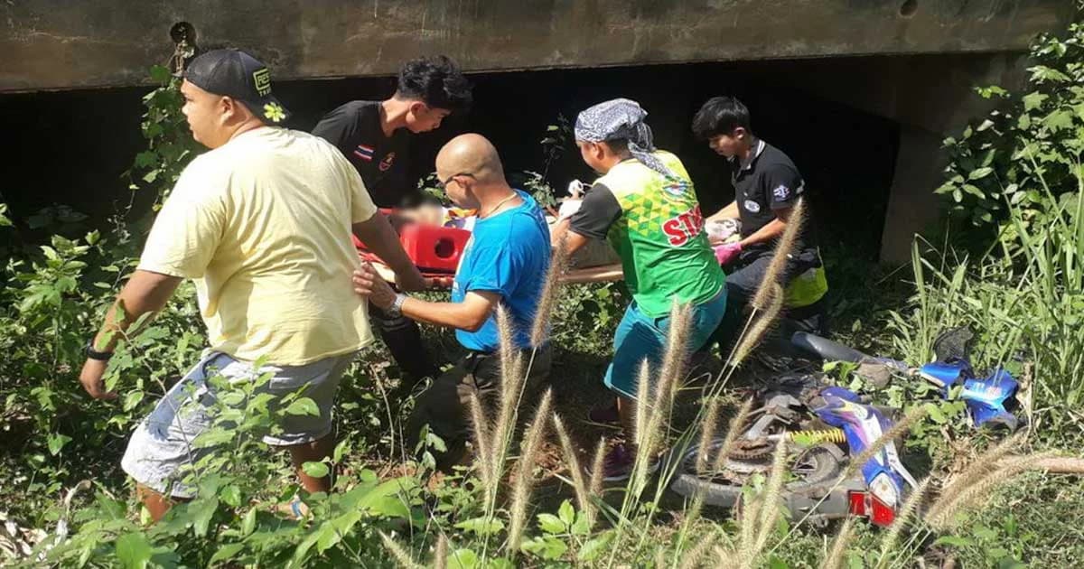 นร.ชาย วัย 11 ซิ่ง จยย.ชนกระบะ ก่อนพุ่งตกสะพานเจ็บสาหัสกะโหลกเปิด