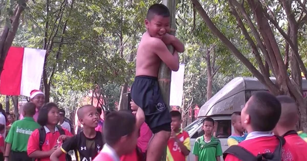 วันเด็กพิจิตรสุดมันส์! แข่งชกมวยทะเล-ปีนเสาน้ำมัน ย้อนการละเล่นพื้นบ้าน