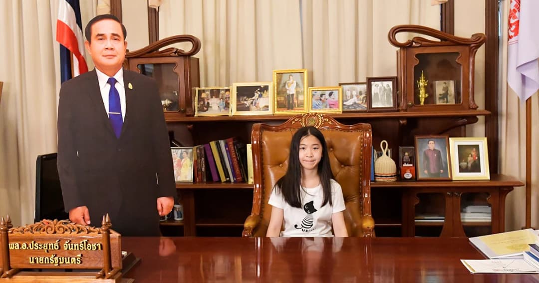วันเด็กทำเนียบฯคึกคัก ด.ญ.ภวริศา ไชยวัฒน์มาลากุล รร.เซนต์ฟรังฯ ได้นั่งเก้าอี้ นายกฯคนแรก