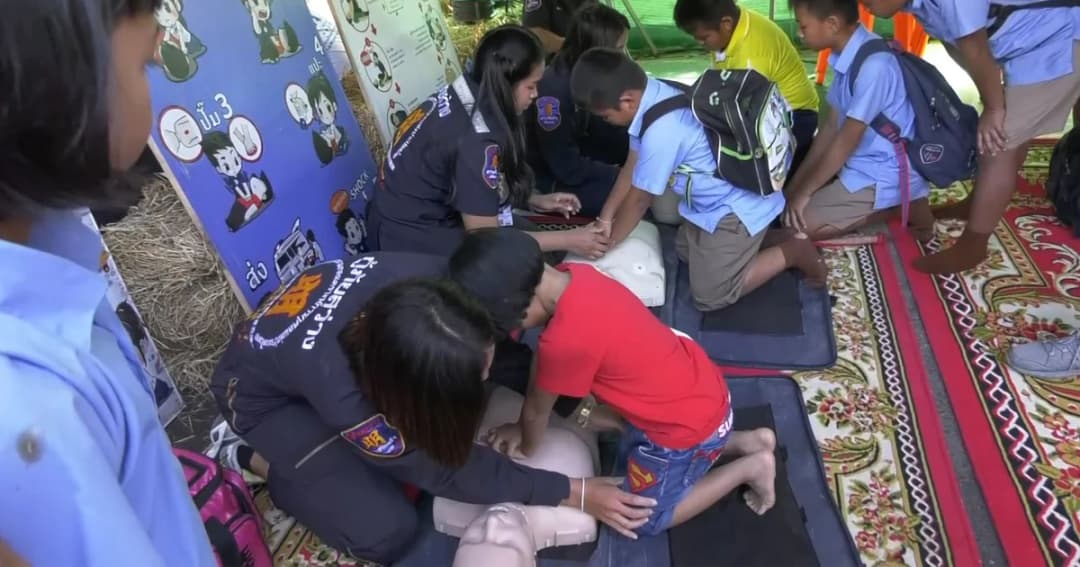 งานวันเด็ก จ.ศรีสะเกษ สอนเด็กช่วยชีวิตคนด้วย 2 มือ